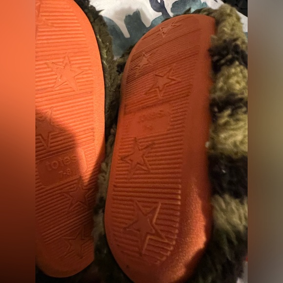 Totes house shoes, slippers, size 7-8, monster, camo - Picture 5 of 5